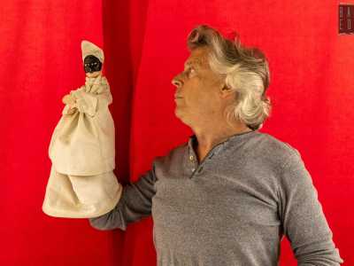 Ma come �funzionano� i burattini? A mostrarcelo � il direttore artistico Paolo Comentale, che prende con s� un bellissimo Pulcinella vestito con un abito bianco che termina a sacchetto aperto in basso